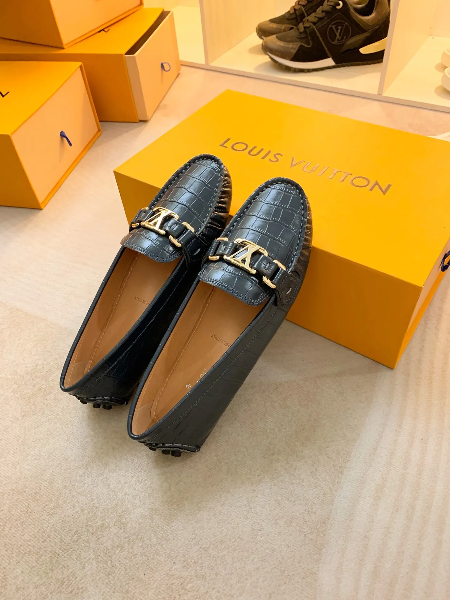 p460💰Couple model❤️🇫🇷 𝙇𝙤𝙪𝙞𝙨 𝙑𝙪𝙞𝙩𝙩𝙤𝙣 🇫🇷Louis Vuitton 2023 Classic𝓛𝓿 𝓣𝓻𝓪𝓲𝓷𝓮𝓻 Sports Series ➪➪➪¯ [Arizona Doudou Shoes Series] ▪️▪️▪️Arizona slip-on shoes are made of Monogram Eclipse canvas. Its hand-painted and dyed edges and hand-sewn uppers fully demonstrate Louis Vuitton's traditional shoemaking craftsmanship. This slip-on shoe is very lightweight. The integrated tongue and upper make it particularly comfortable and flexible. The soft outsole is equipped with rubber padding. Decorated with matching sash. Detailed features: ☑️Monogram Eclipse canvas ☑️Black Eclipse pattern ☑️Hand-painted shoe edges ☑️Hand-sewn uppers (each pair takes time to process) ☑️Integrated tongue and upper construction ☑️Outsole equipped with rubber lining ☑️size: 35_46